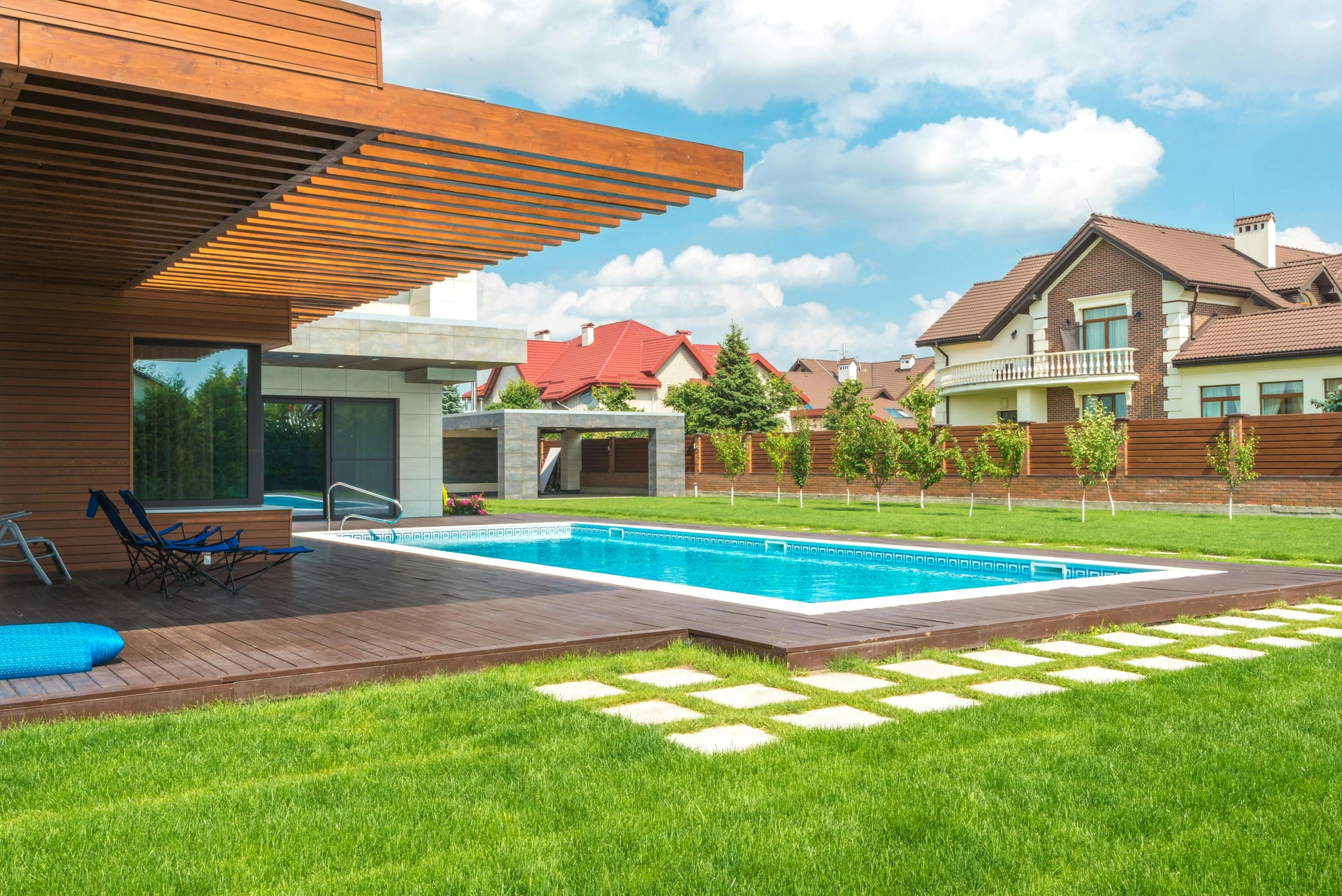 Gestaltung des Poolbereichs: praktische Tipps und Inspirationen